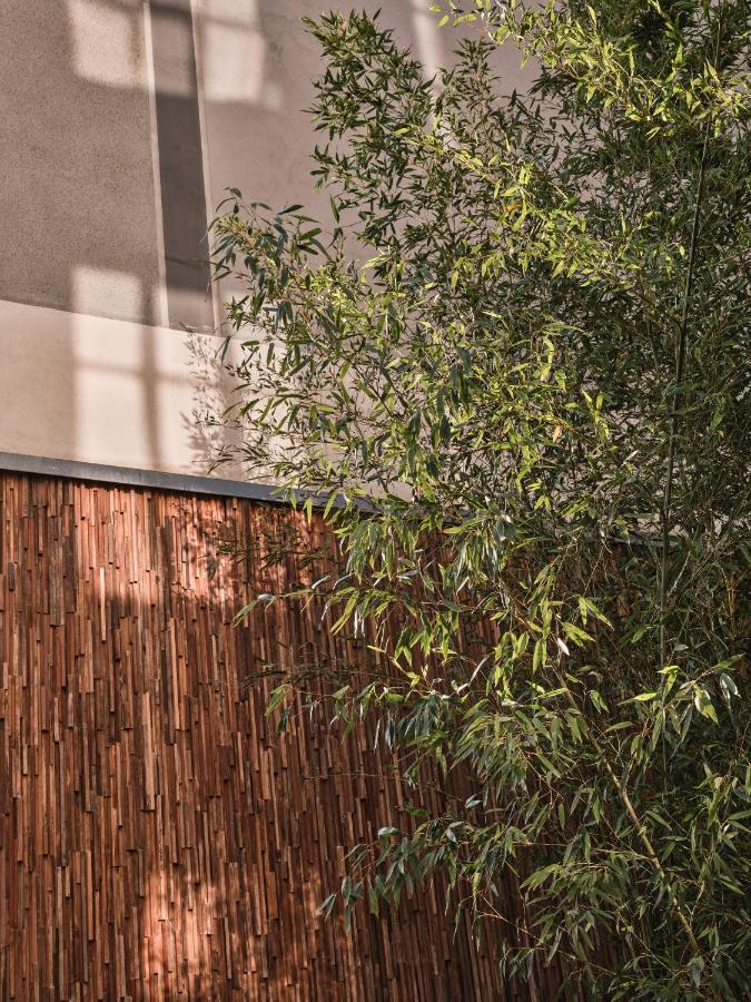 Sly Berlin Hotel Exterior photo Bamboo fence