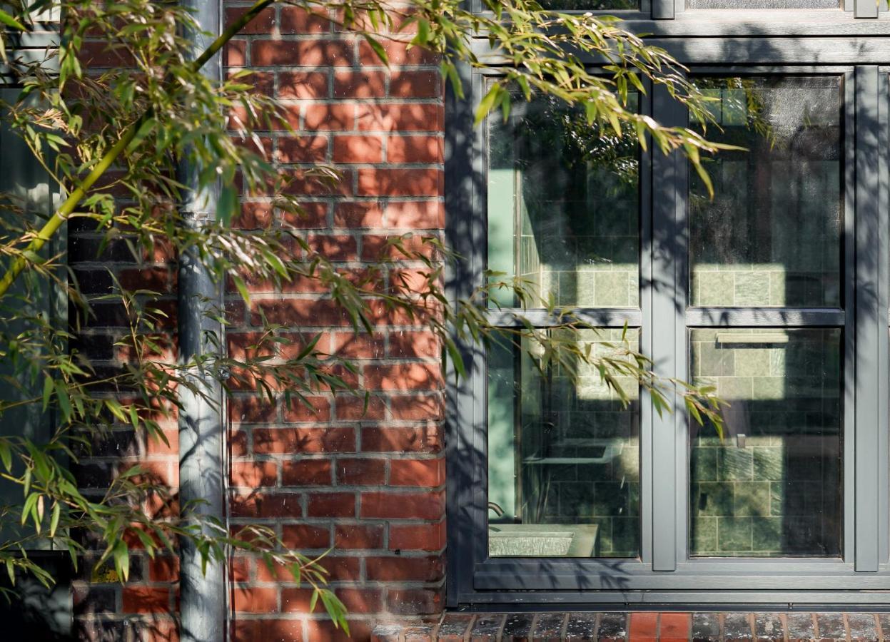 Sly Berlin Hotel Exterior photo A window in the house